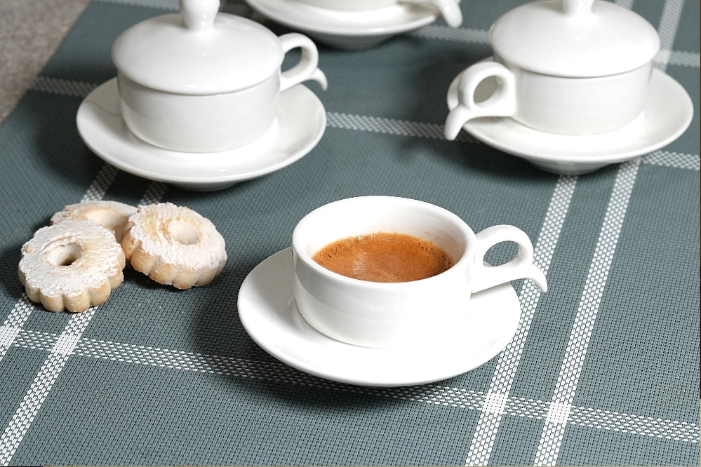 tazze con coperchio e piattino 